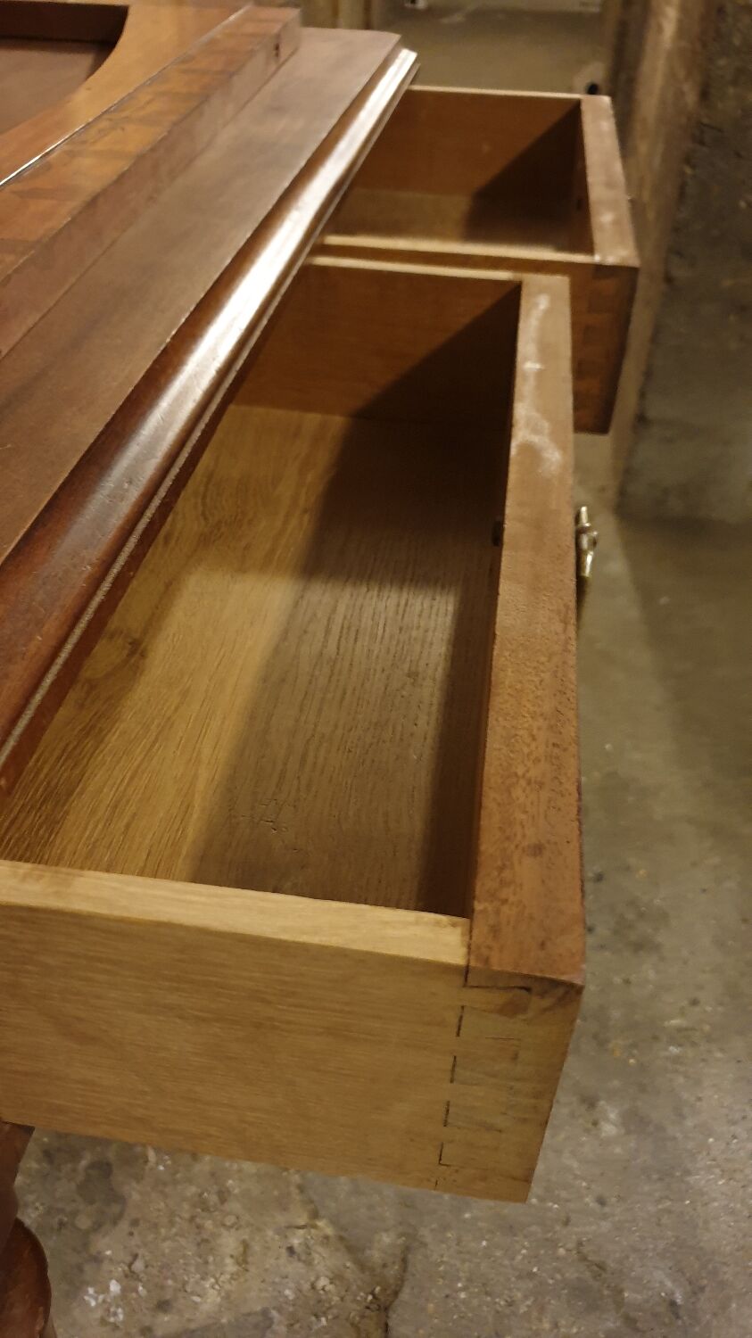 Walnut hairdresser year 20