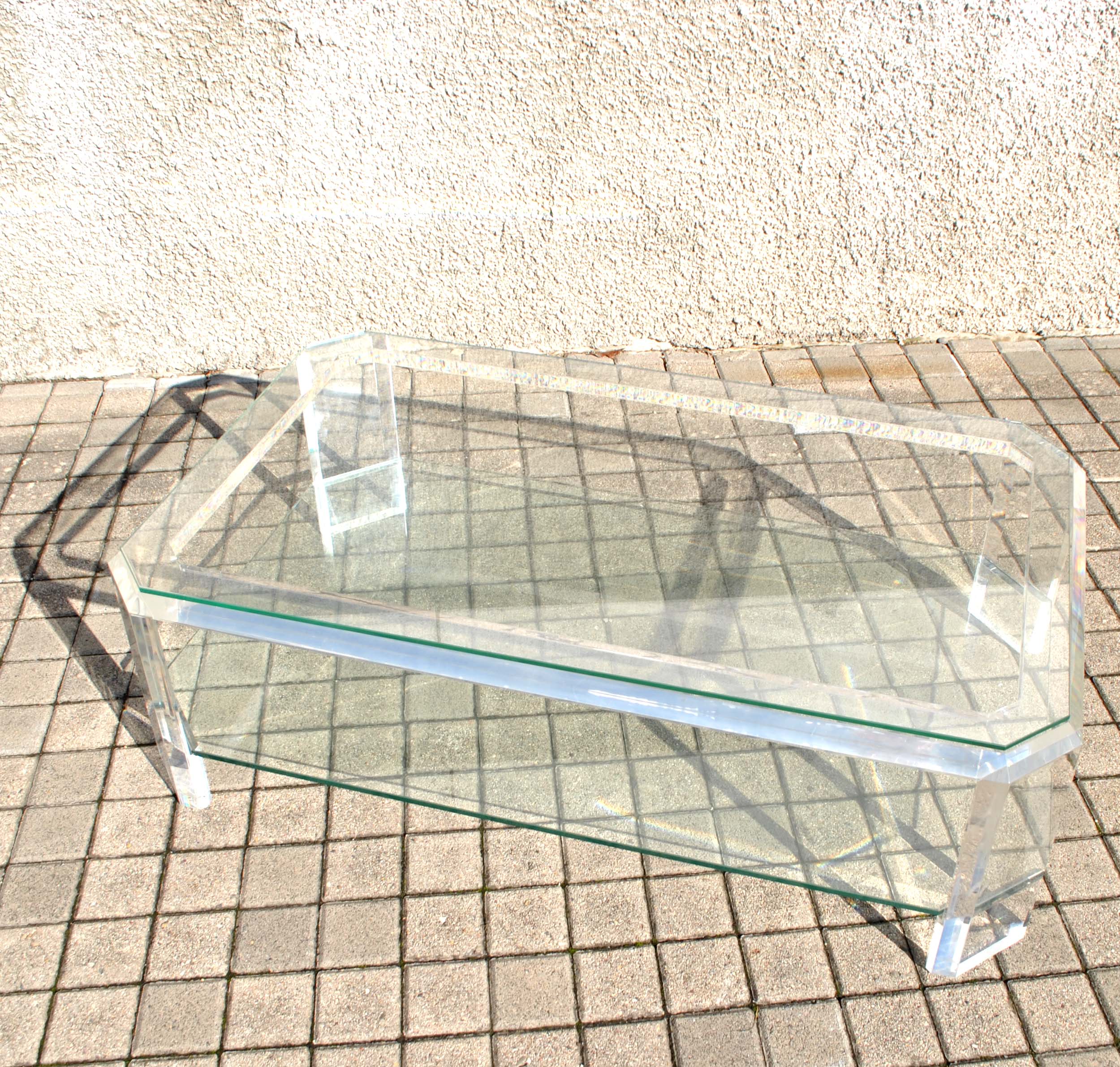 Modernist coffee table in glass and plexiglass altuglas design David Lange 1980