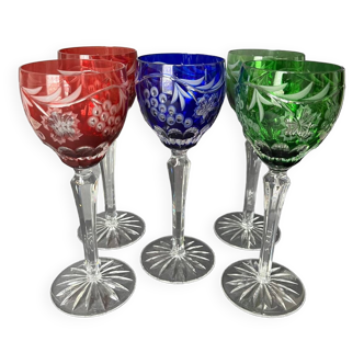 5 verres en cristal taillé de couleur