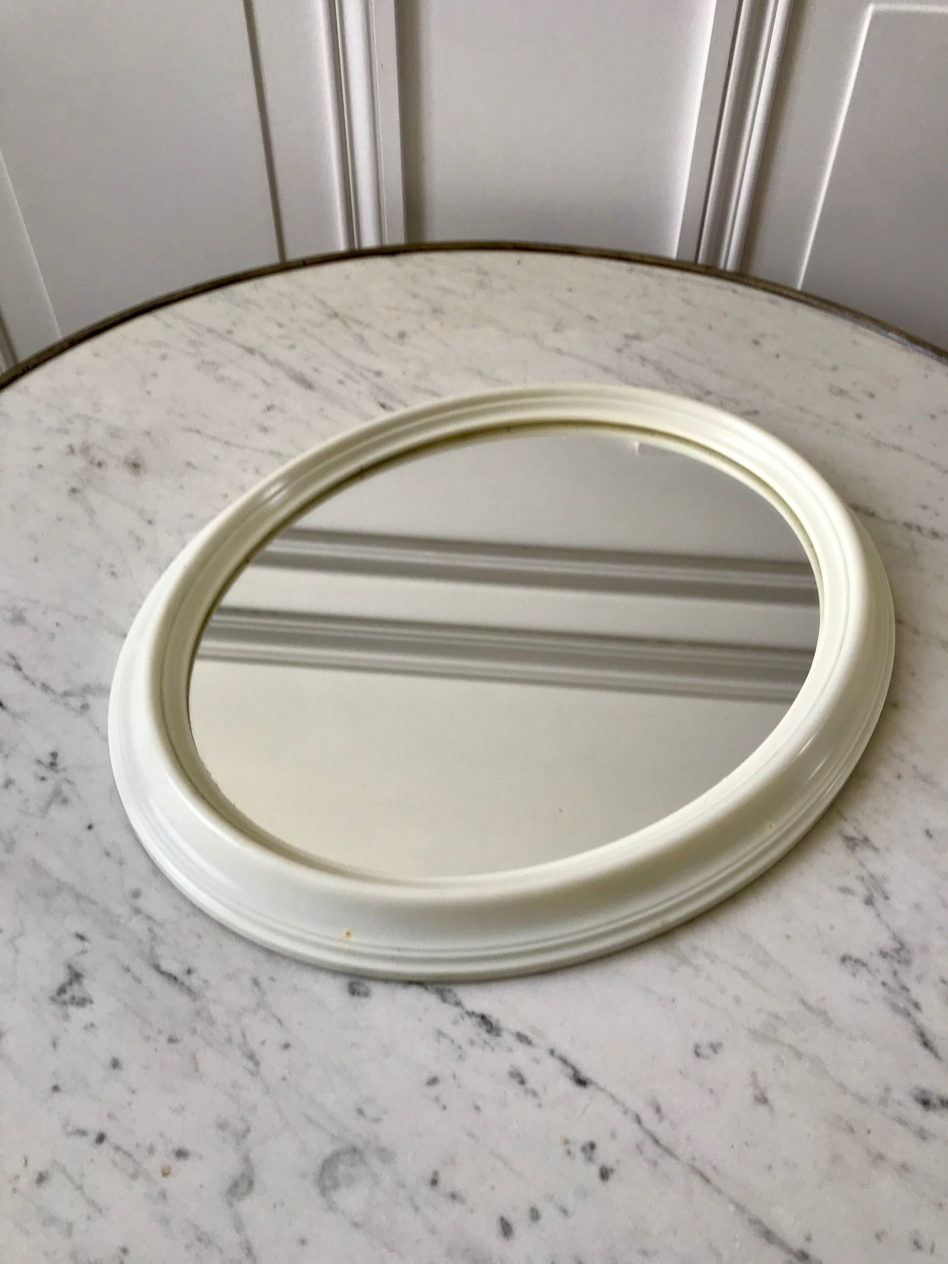 Oval plastic mirror 70s