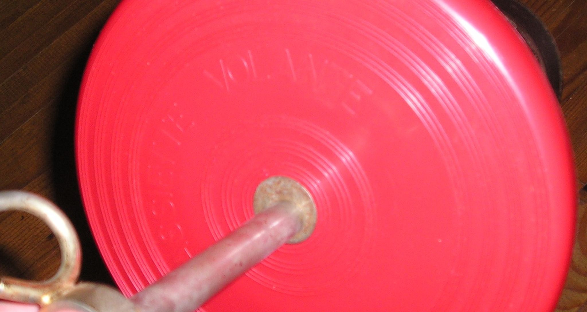 Cendrier sur pied tripode soucoupe rouge marquée "Assiette Volante"