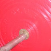 Cendrier sur pied tripode soucoupe rouge marquée "Assiette Volante"