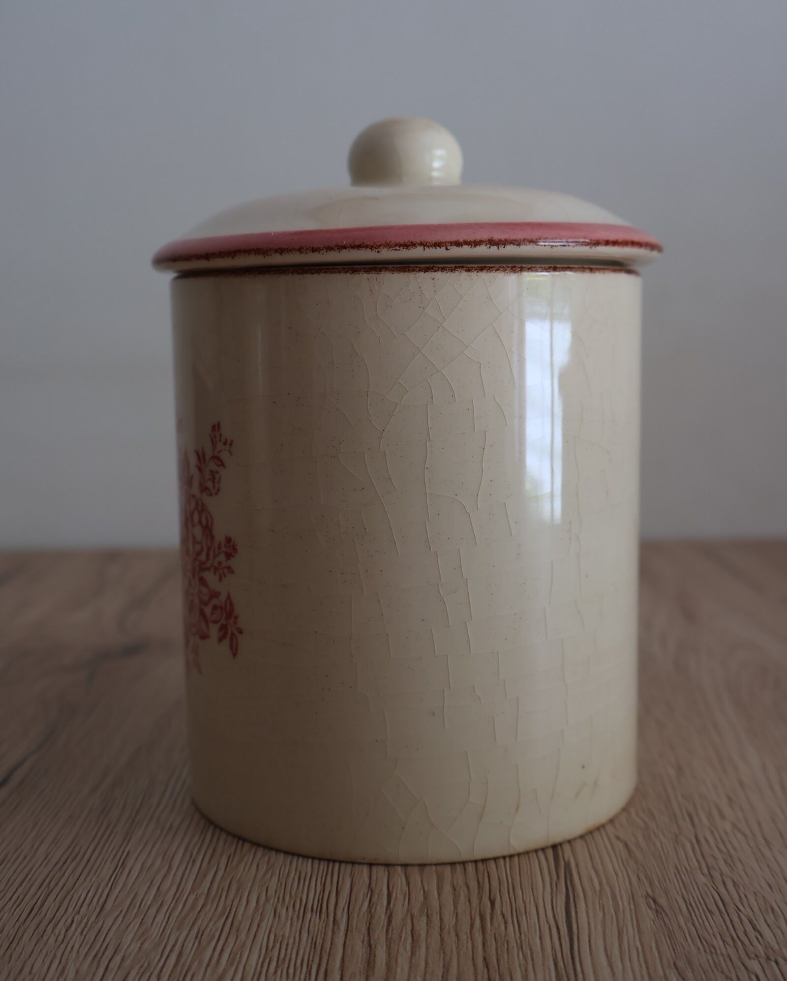 Spice jar with floral lid