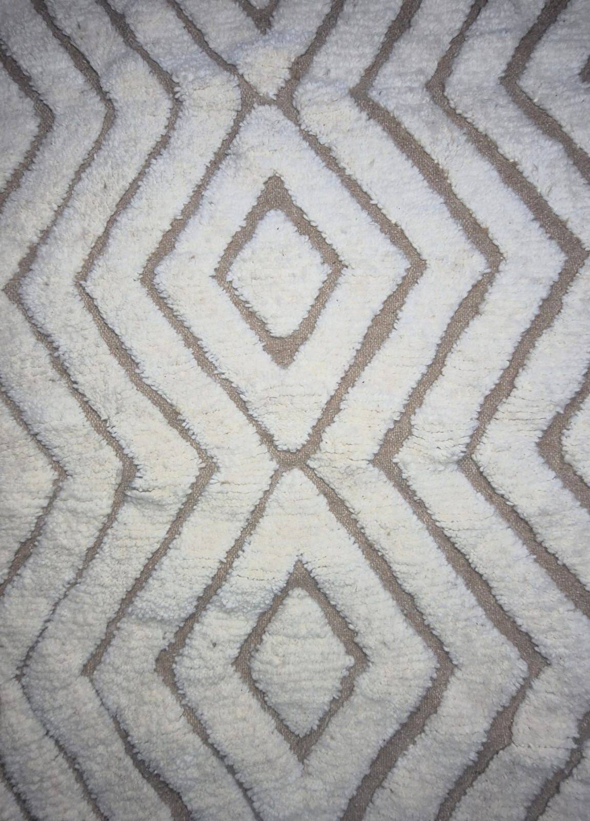 Superb handcrafted Berber rug made of natural wool, a unique piece