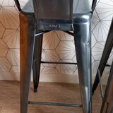 Paire de tabourets tolix hpd 75 – en acier brut vernis.