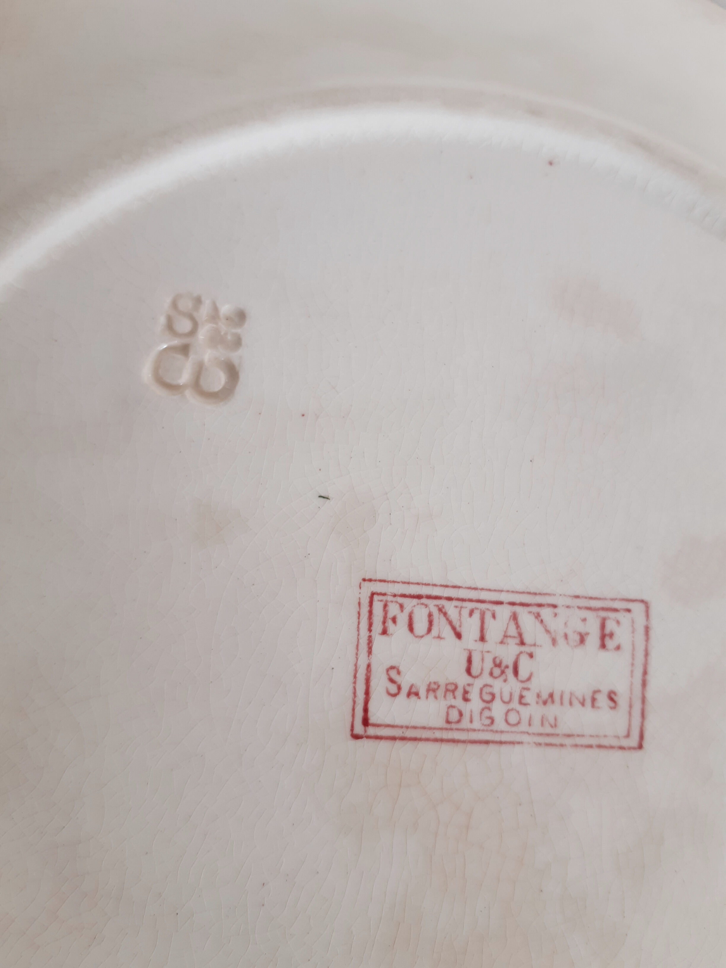 Flat plate Sarreguemines , Fontanges , pink , vintage French , 50s