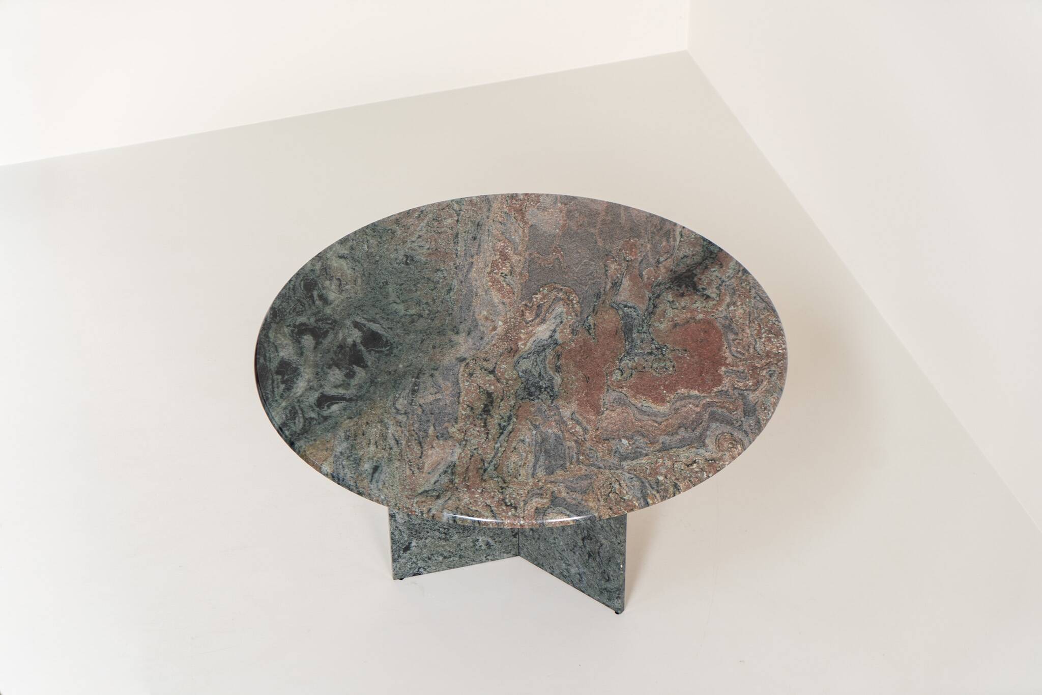 Dining table in solid Juparana granite