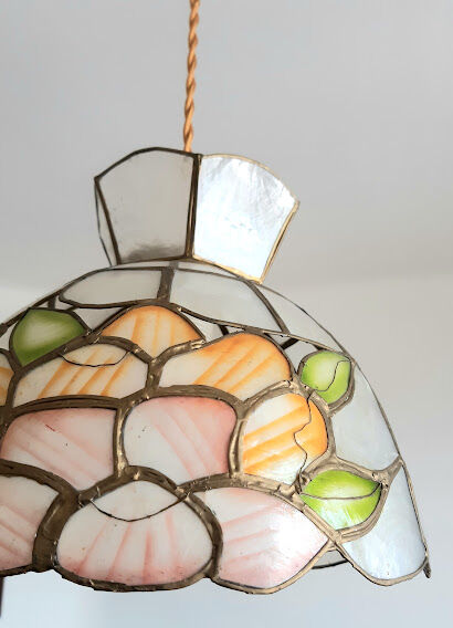 Mother-of-pearl suspension with art deco flowers