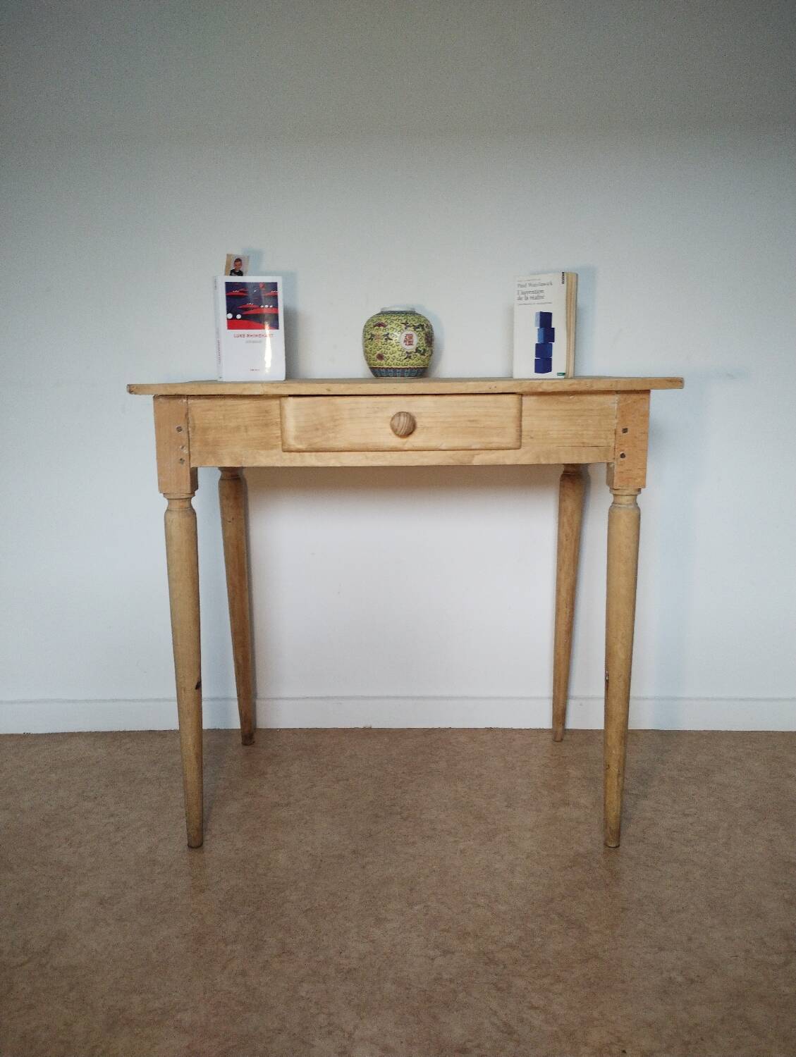 Spindle legs desk