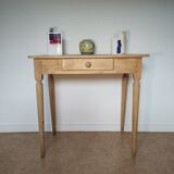 Spindle legs desk