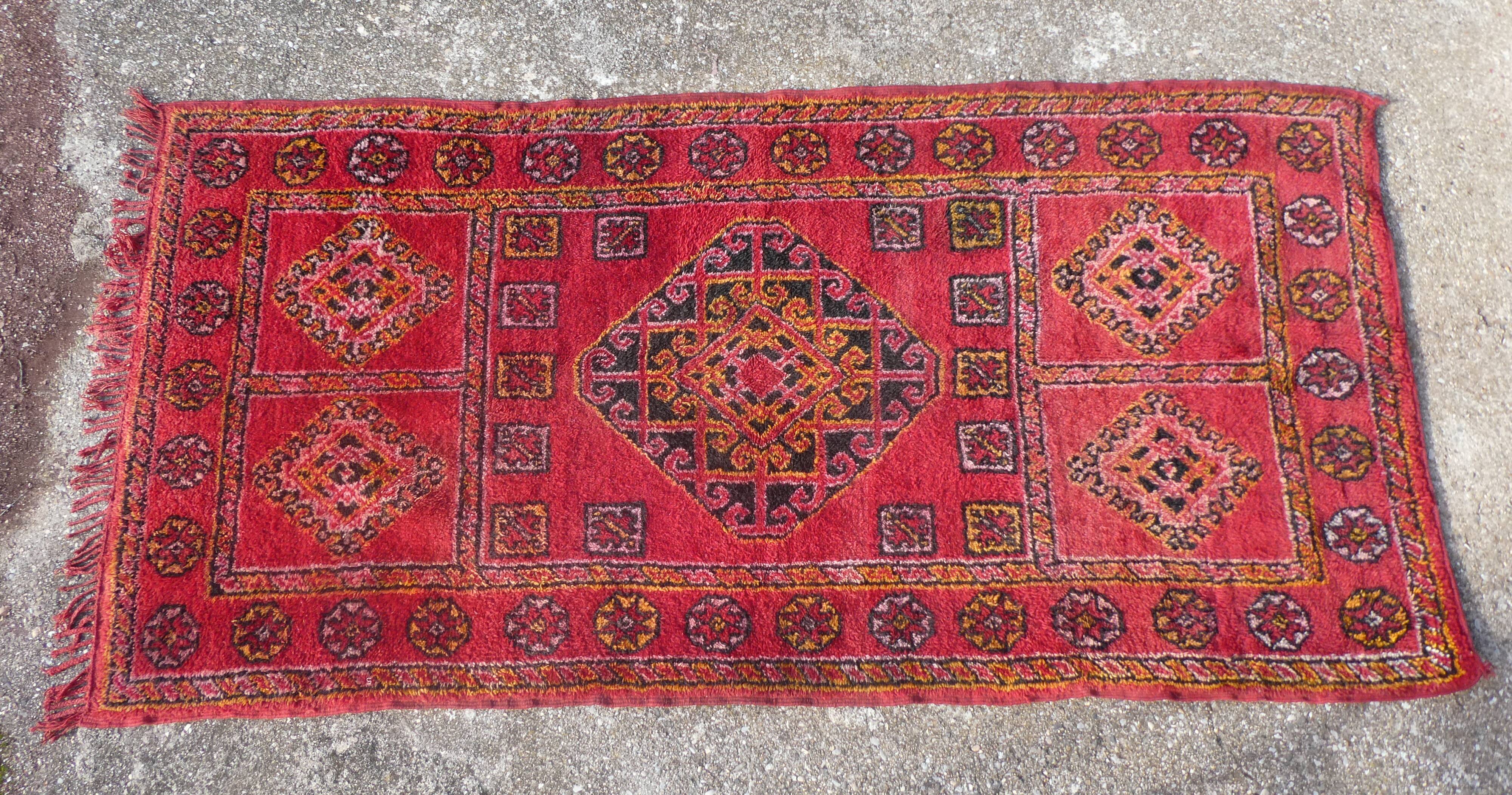 Tapis berbère marocain vintage Boujaad de Khenifra 250x120 cm