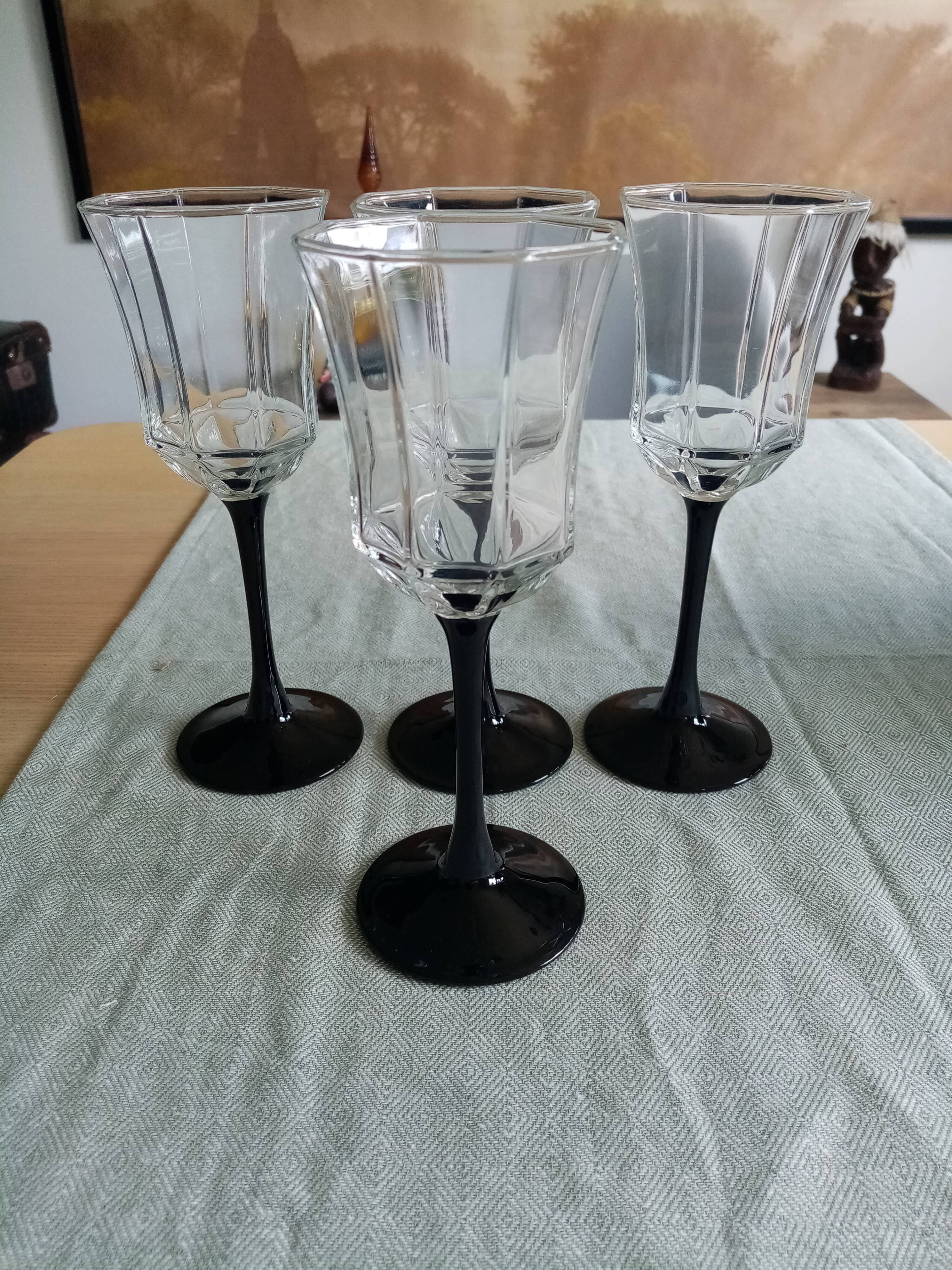 Black-footed glasses