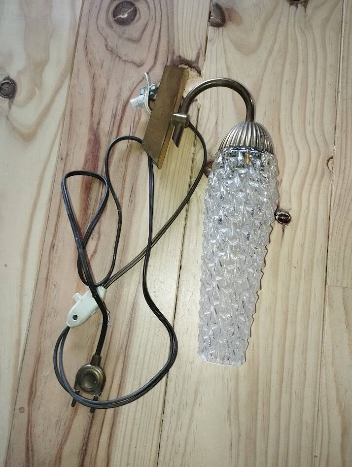 Vintage wall light in brass and textured glass – 60s/70s style