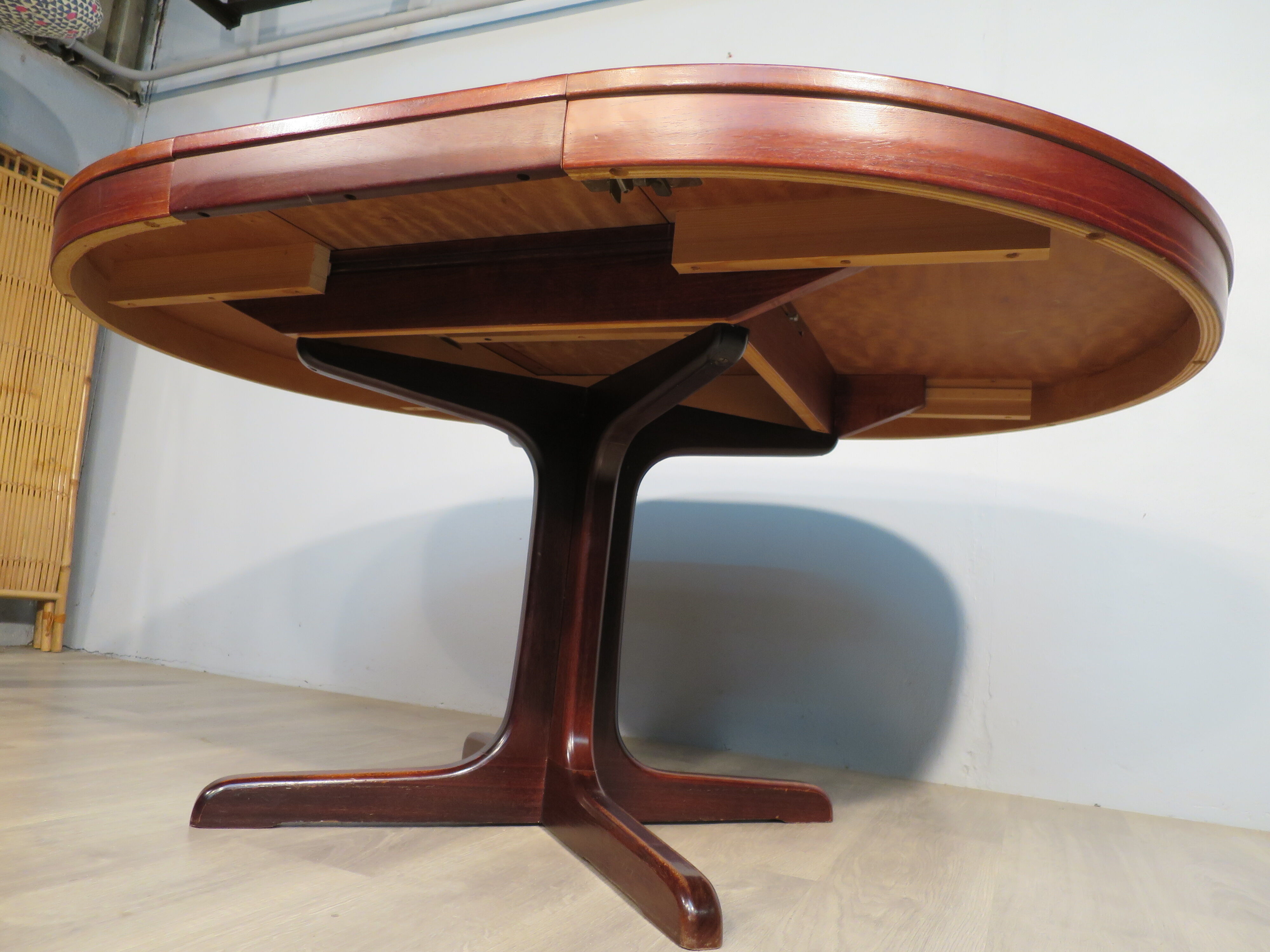 Central-footed rosewood round table