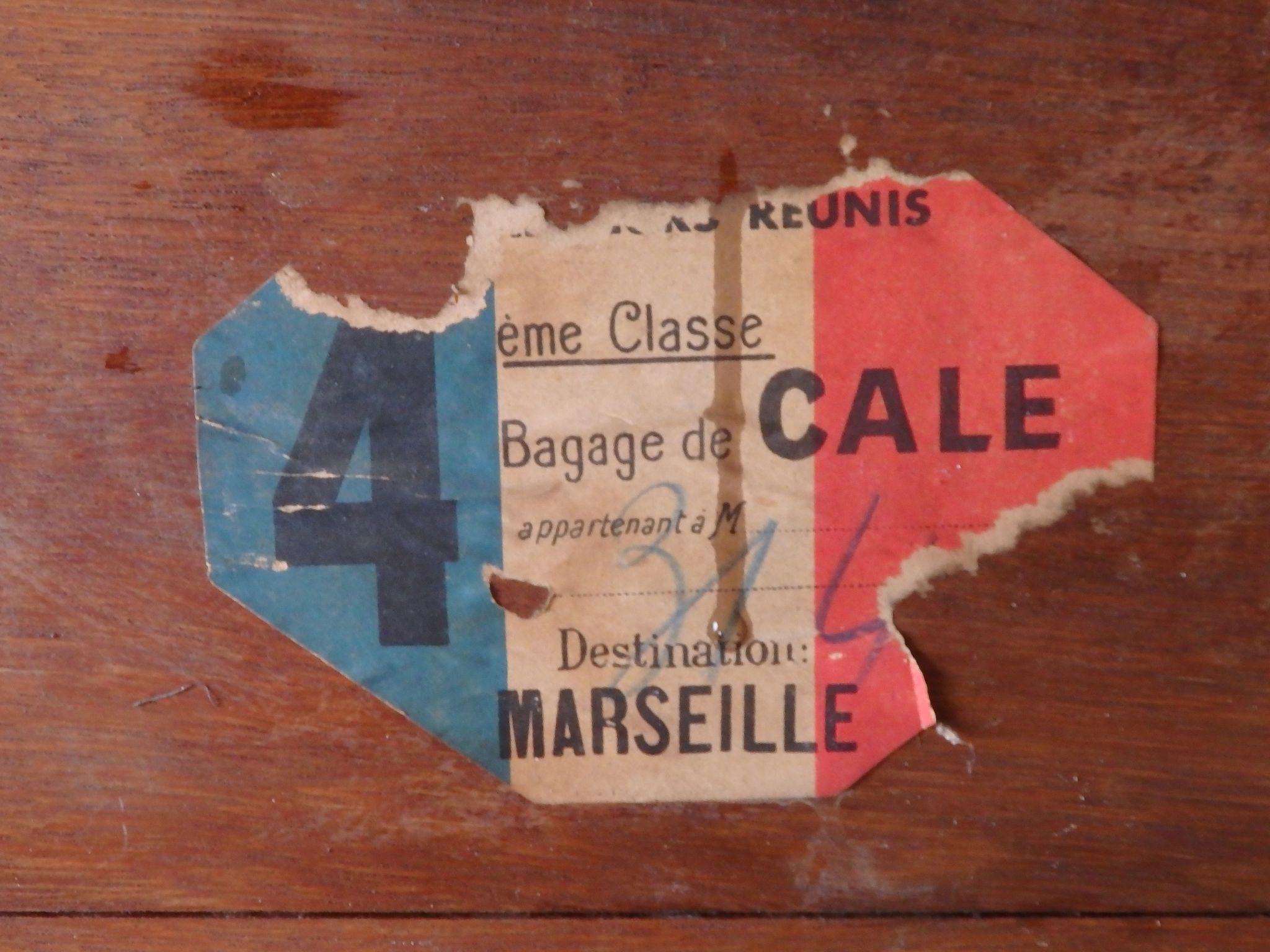 Ancien malle  de voyage militaire avec clé et étiquette en chêne