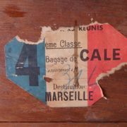 Ancien malle  de voyage militaire avec clé et étiquette en chêne