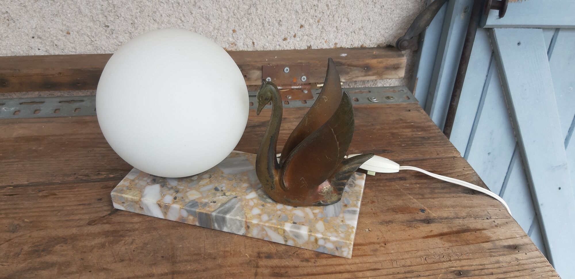 Art Deco swan pose lamp in regulation on marble base globe glass opalin 1940/50