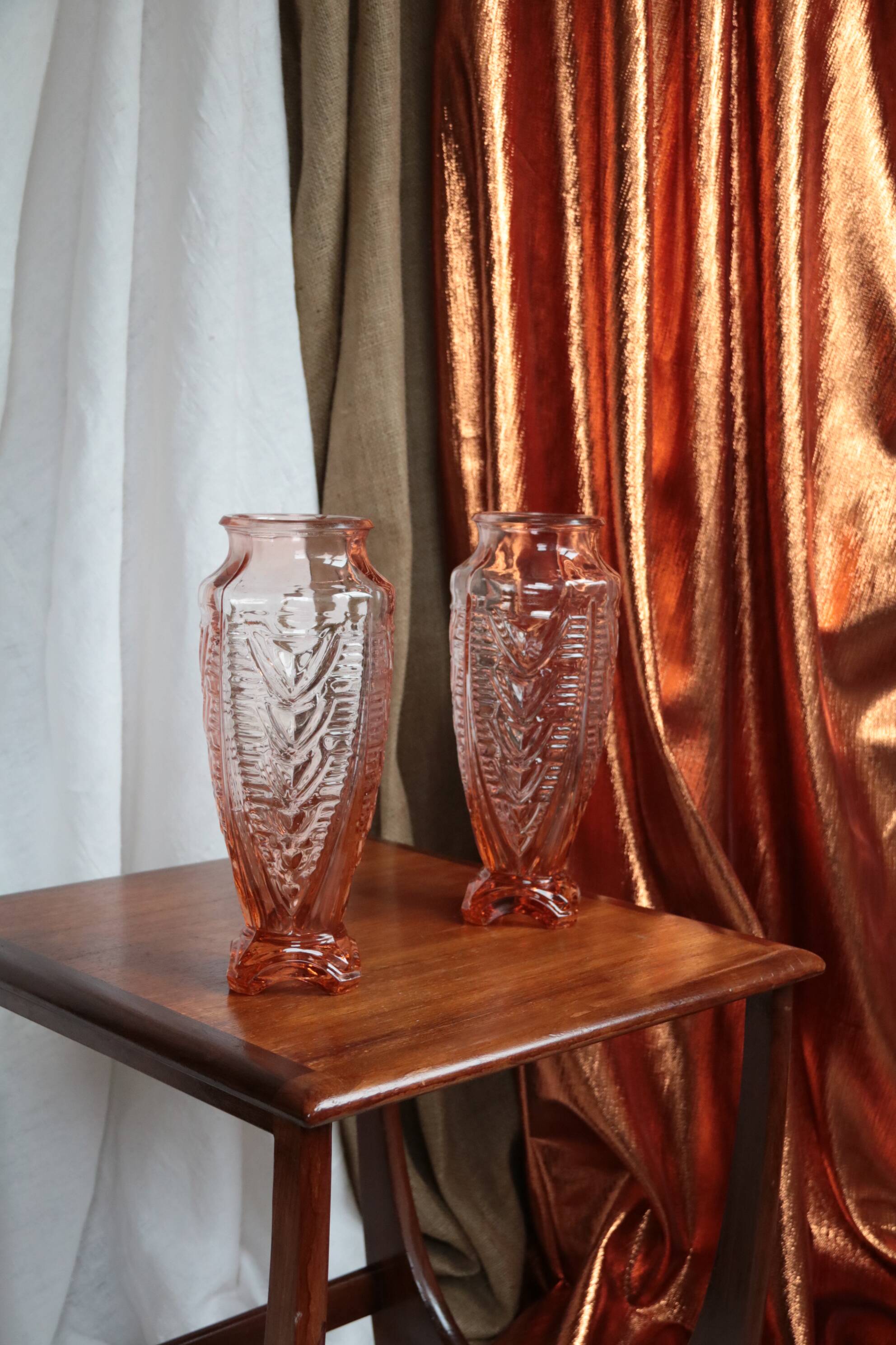 Paire de vases en verre rose Art Déco