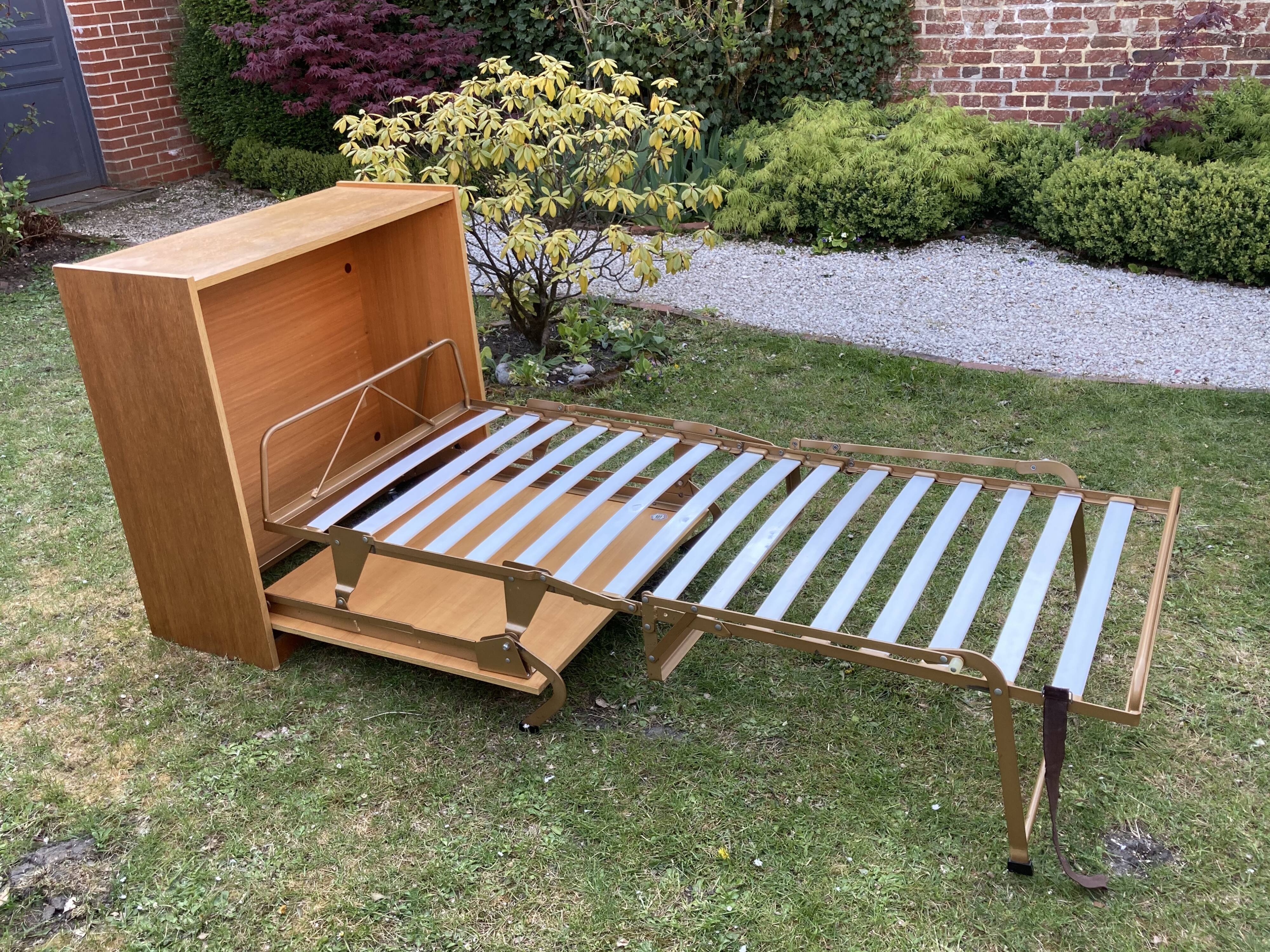 Meuble commode à roulette - lit repliable vintage