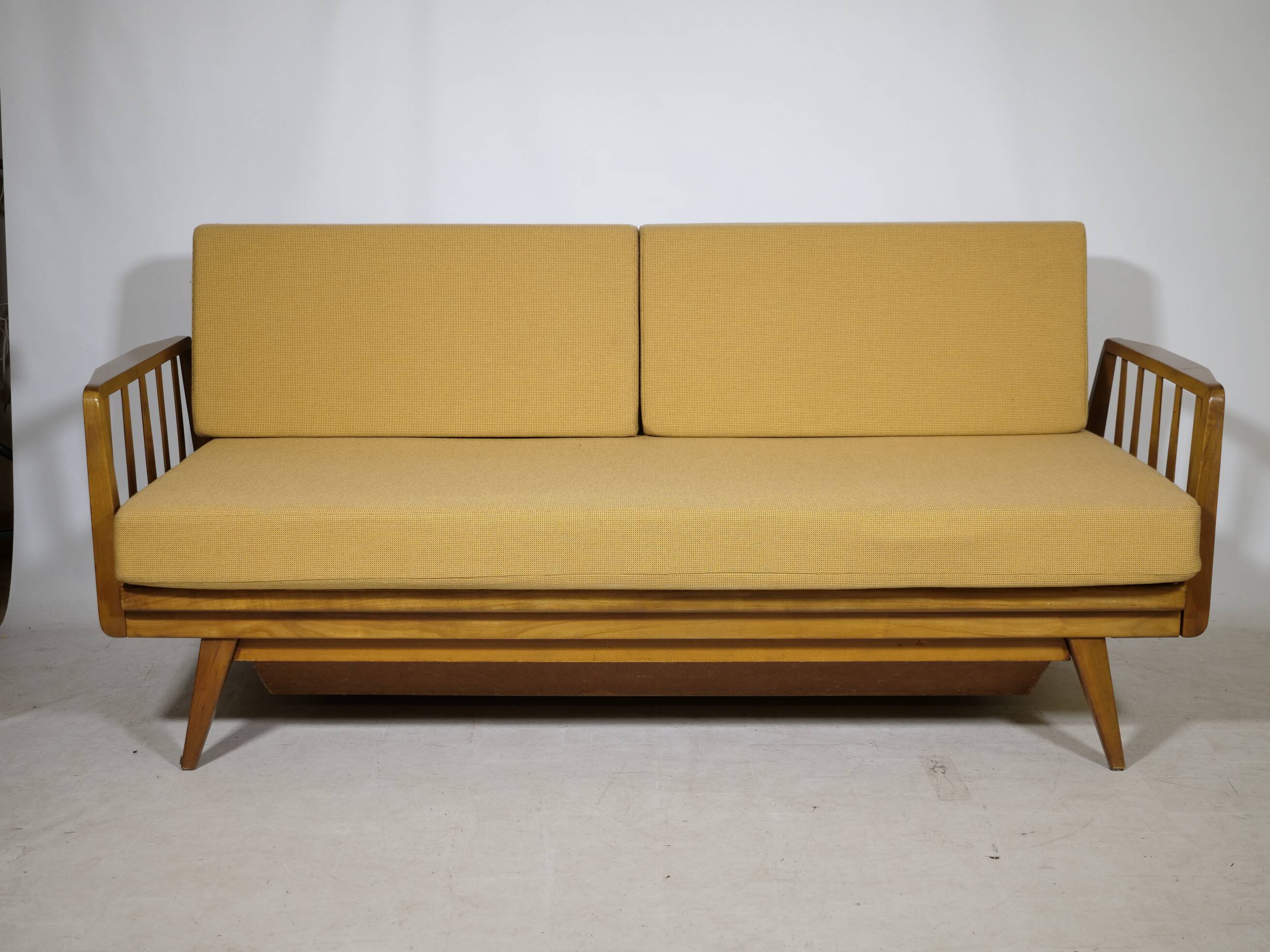Lit de jour de style mid-century en bois de cerisier par Walter Knoll pour Knoll Antimott, années 1960.