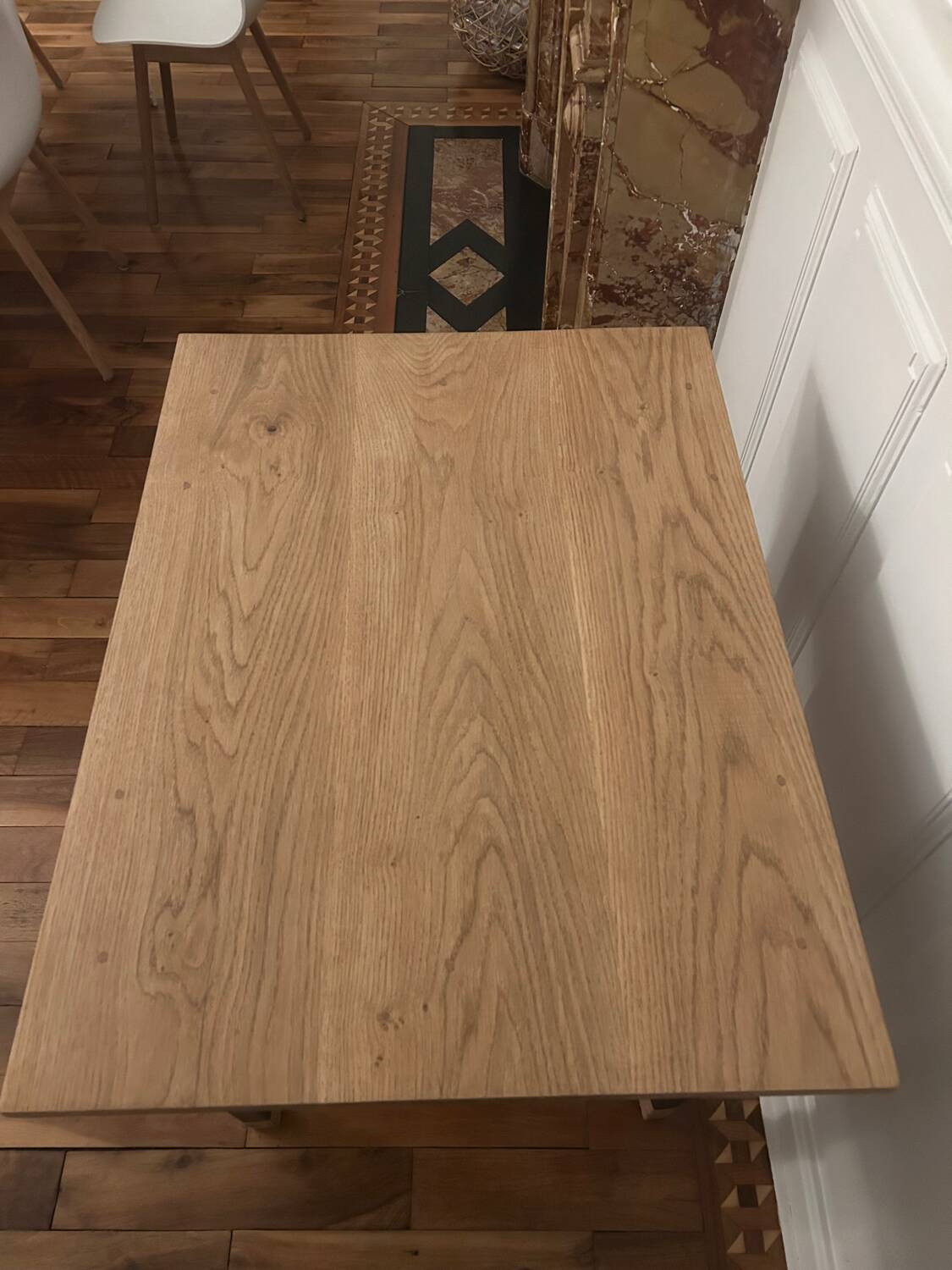 Bureau vintage rénové avec plateau en chêne massif.