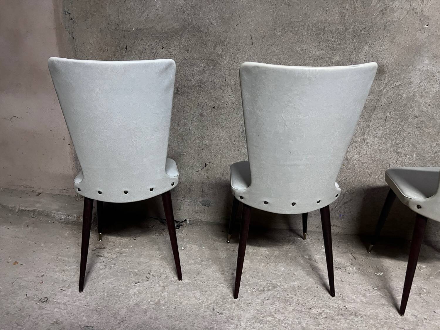 Serie de 6 chaises Baumann modèle Essor en simili cuir blanc