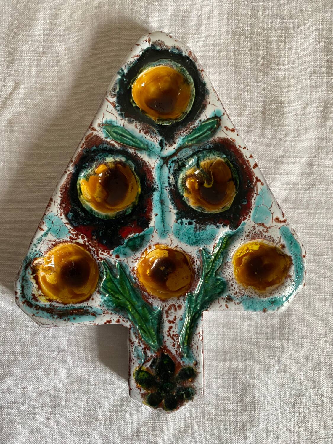 Artisanal snail plate in glazed earthenware