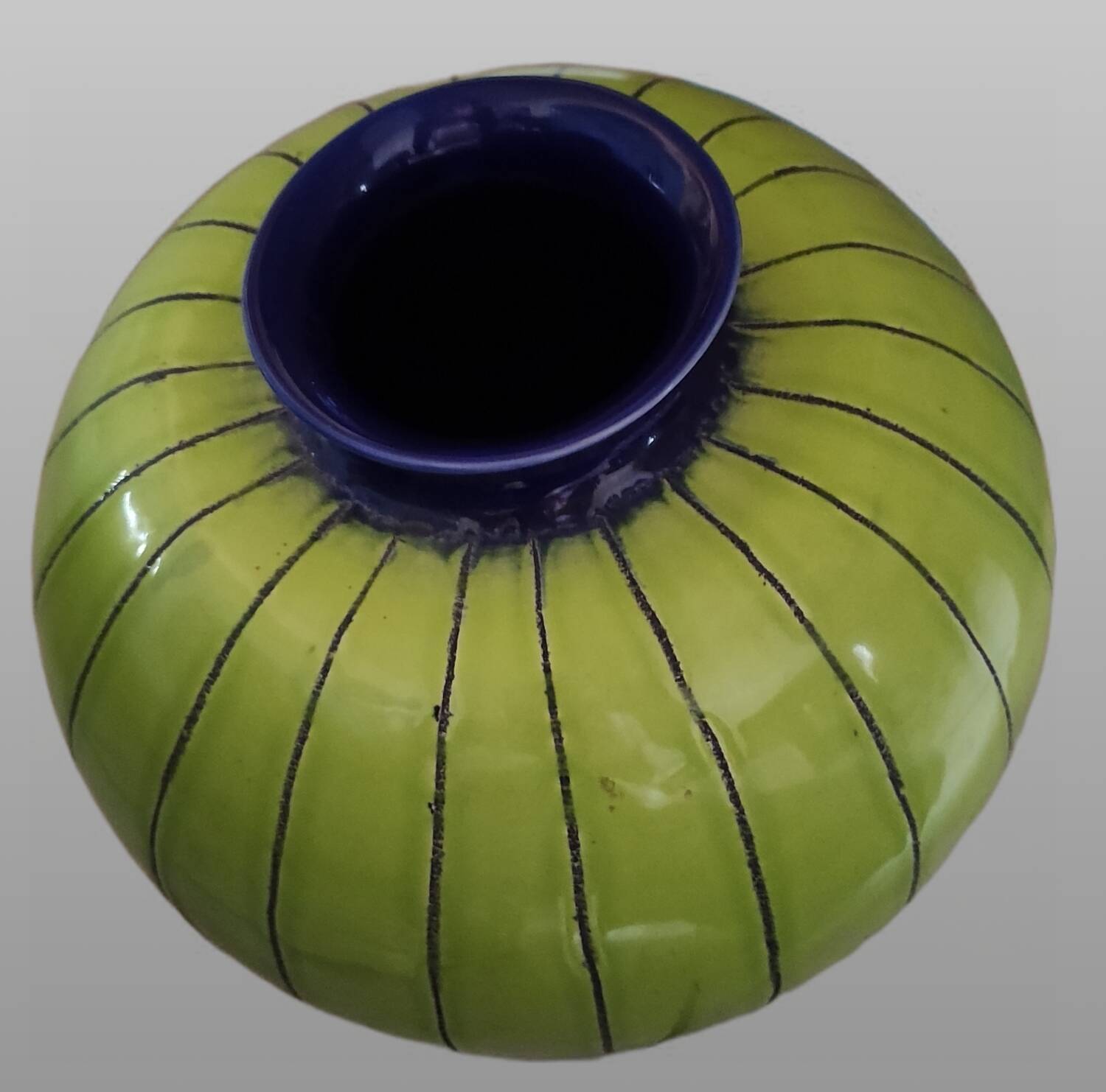 Eduardo Vega ball vase