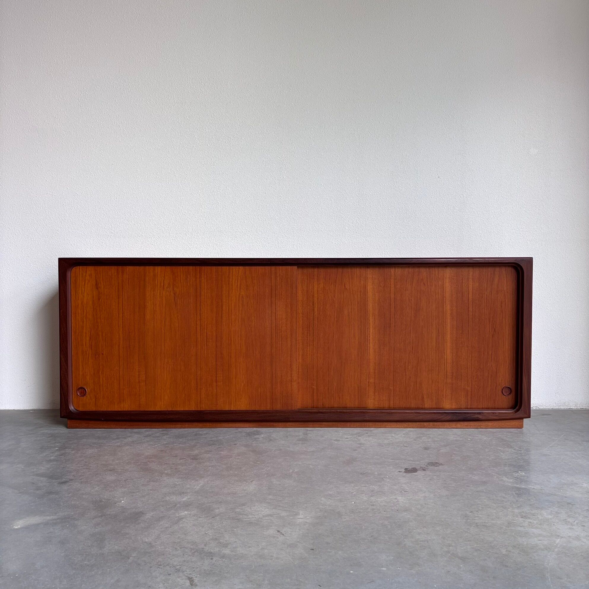 Basse vintage danoise en teck sur plinthe