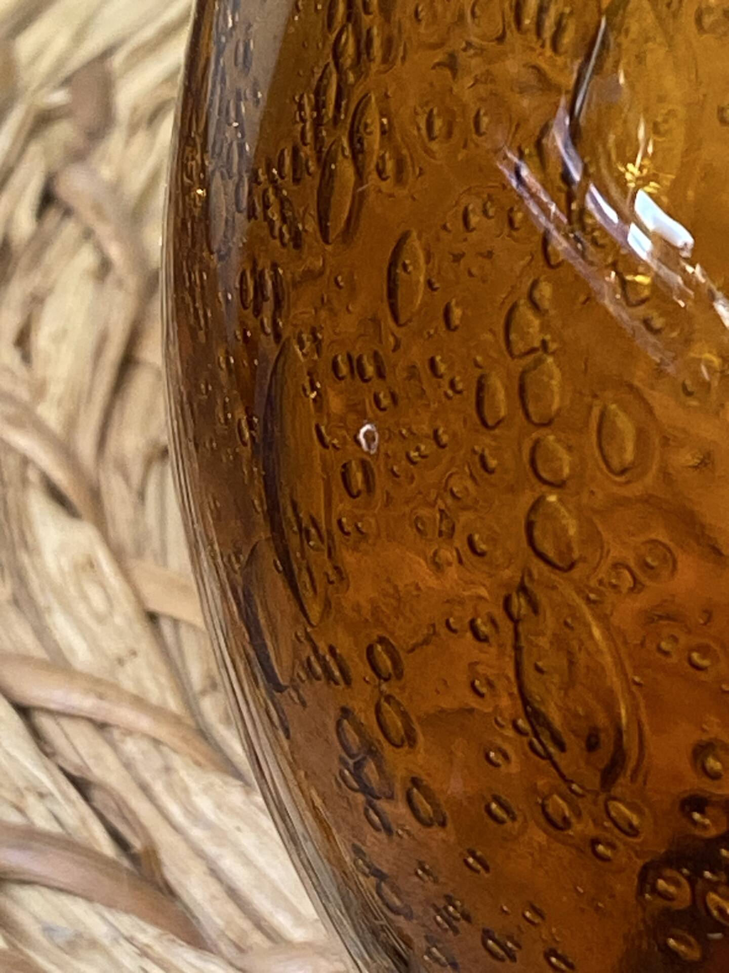 Grand pichet en verre bullé ambré 