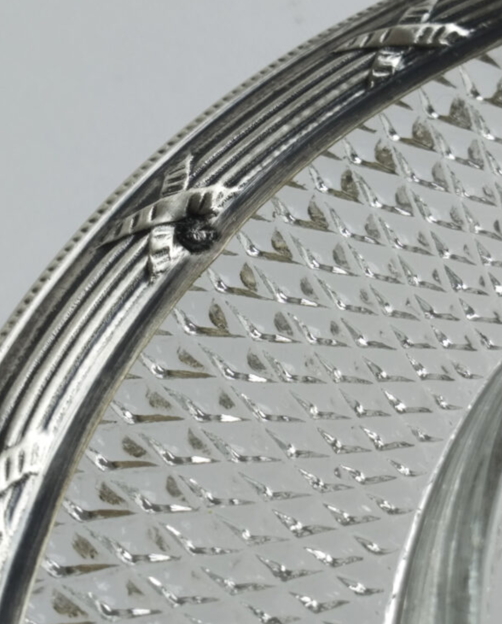 Round covered buttermaker in crystal and silver