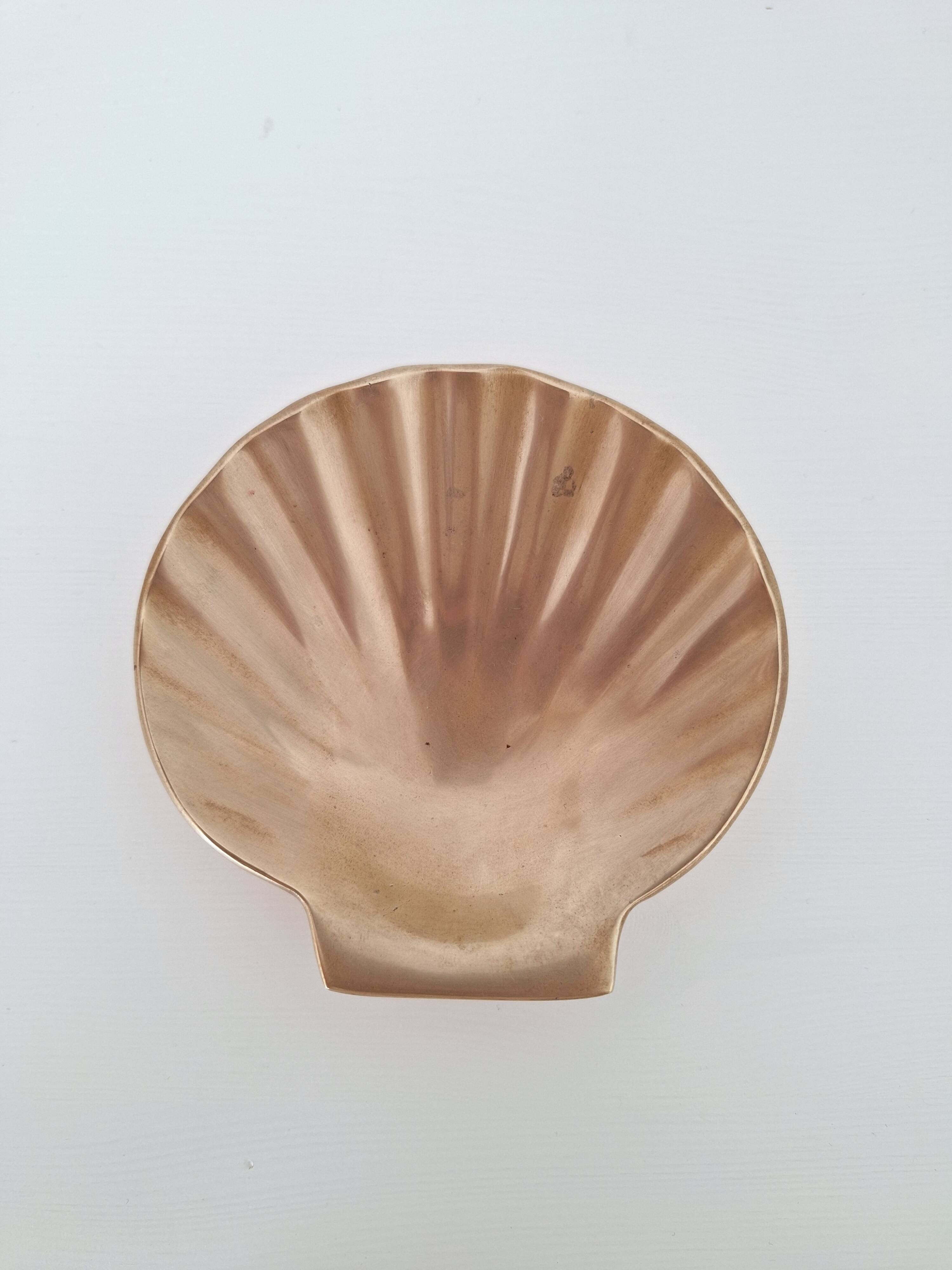 Shell-shaped brass catchall