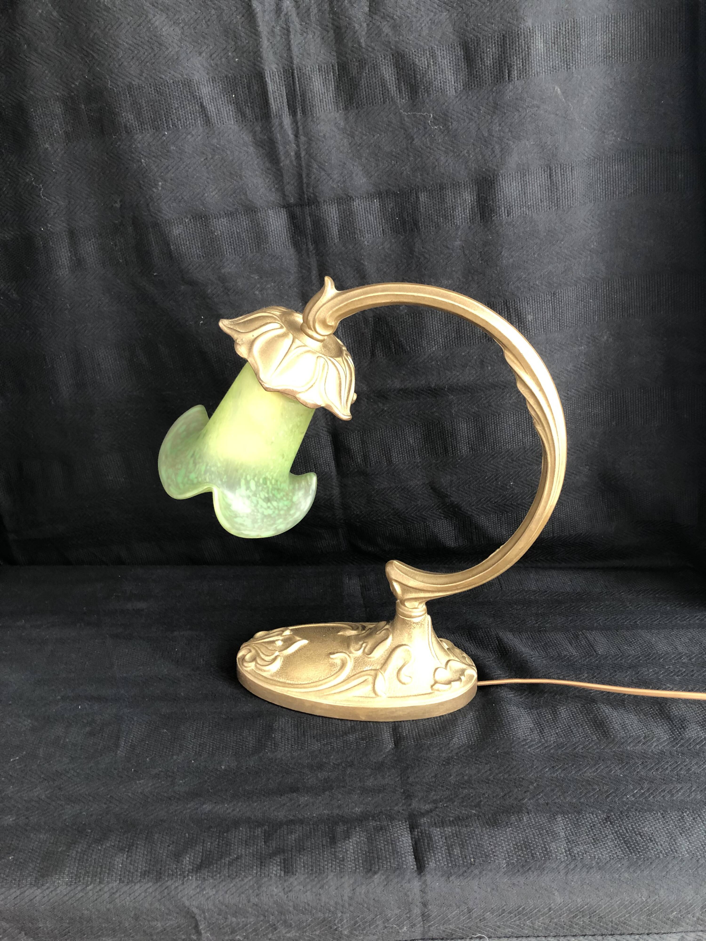 Lampe française en laiton style art déco - abat-jour en pâte de verre signée vianne