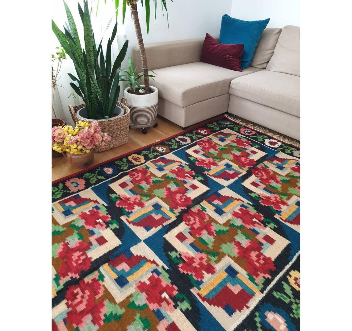 Rug with roses made by hand in Romania