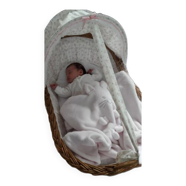 Berceau en osier sur roulettes vintage des années 70