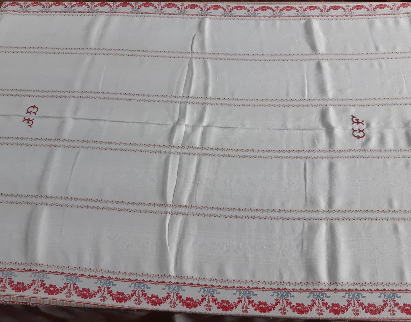 Large red and white tablecloth 1m95x2m85 and its 12 monogrammed “gf” napkins
