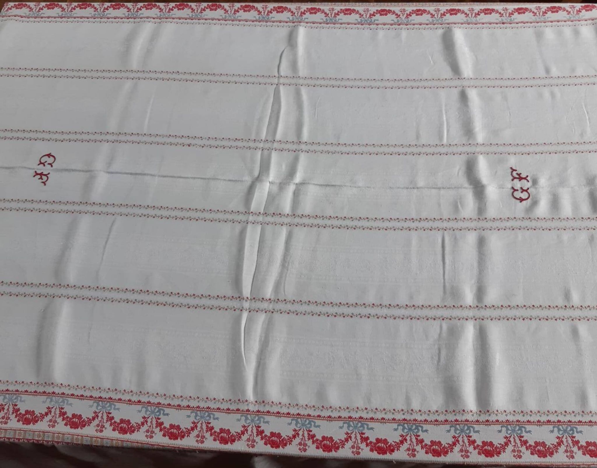 Grande nappe rouge et blanc 1m95x2m85 et ses 12 serviettes monogrammées "gf"