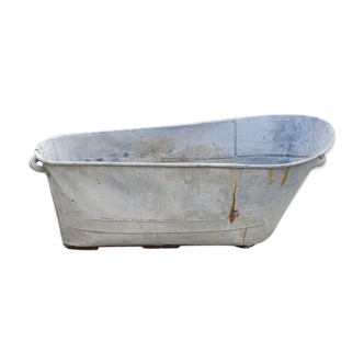 Zinc bathtub