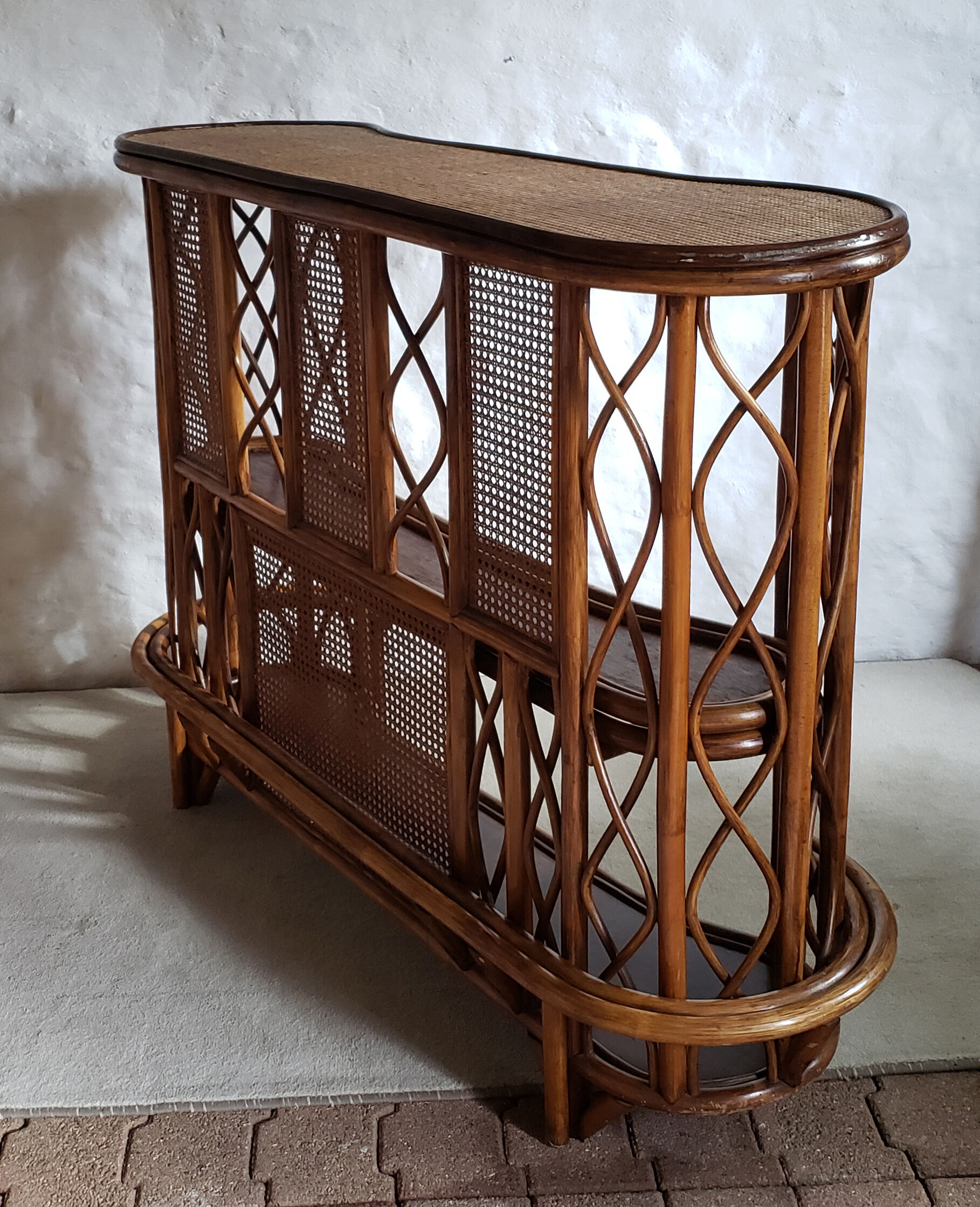 Bamboo bar and its 2 stools