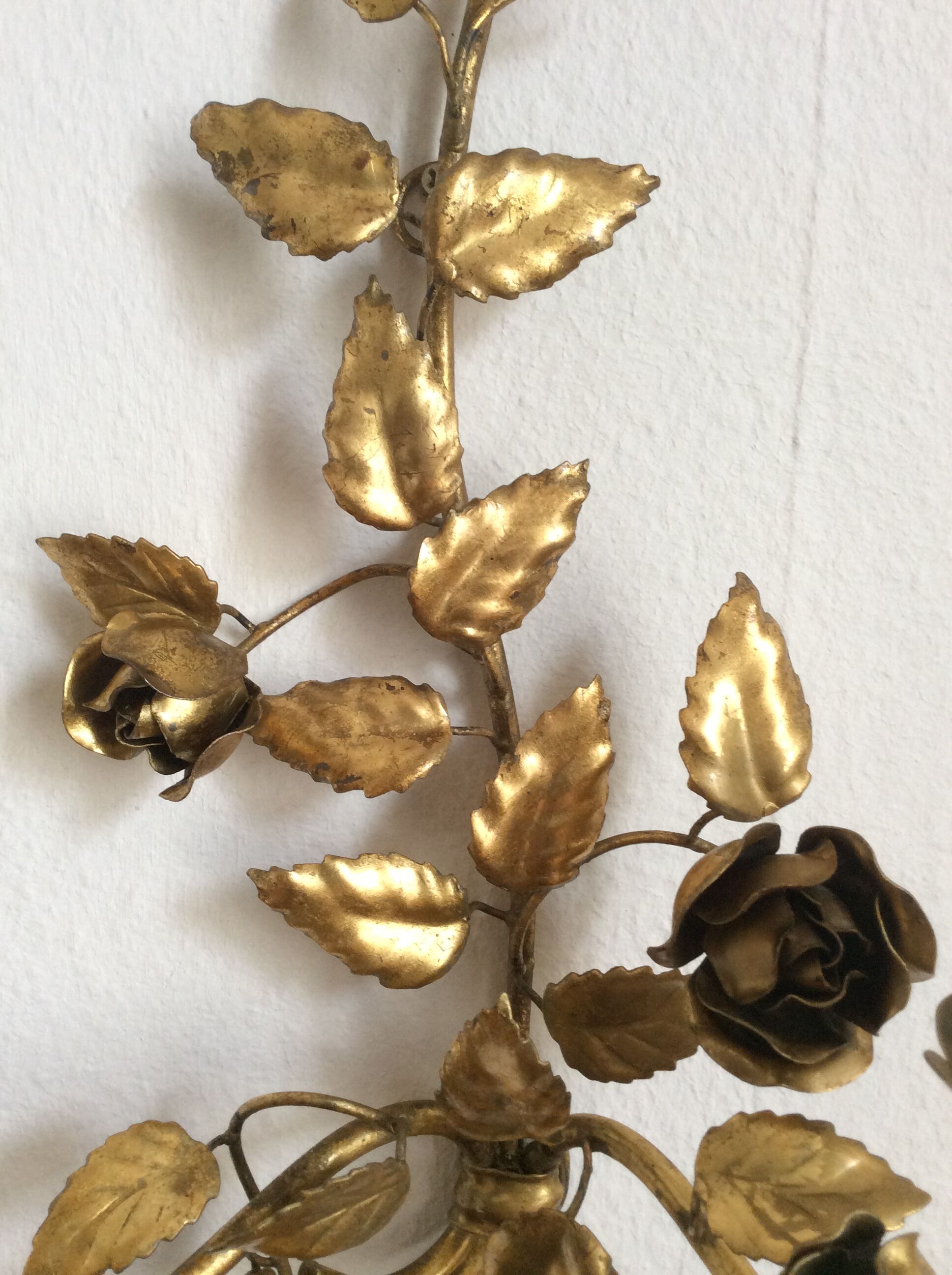Leaves and flowers wall light in gold metal