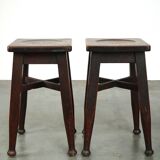 Ensemble de 2 tabourets anciens anglais en chêne massif avec une touche de style art nouveau.
