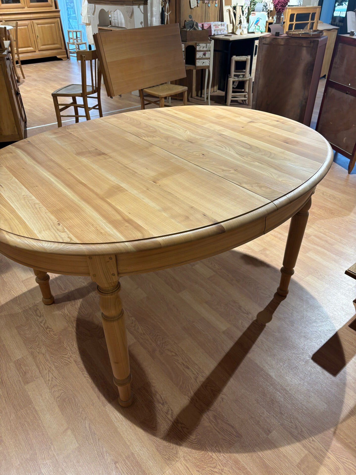 Table ovale en merisier naturel