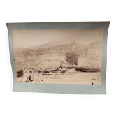Photo albumine contrecollée sur carton représentant un port XIXe