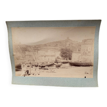 Photo albumine contrecollée sur carton représentant un port XIXe
