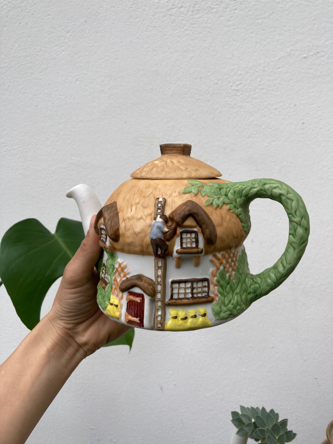Homemade English teapot in glazed porcelain and Staffordshire biscuit - Christopher Wren cottages slip