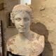 Grand buste de femme en plâtre