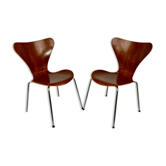 Pair of teak chairs, Arne Jocobsen 6O series No. 7.