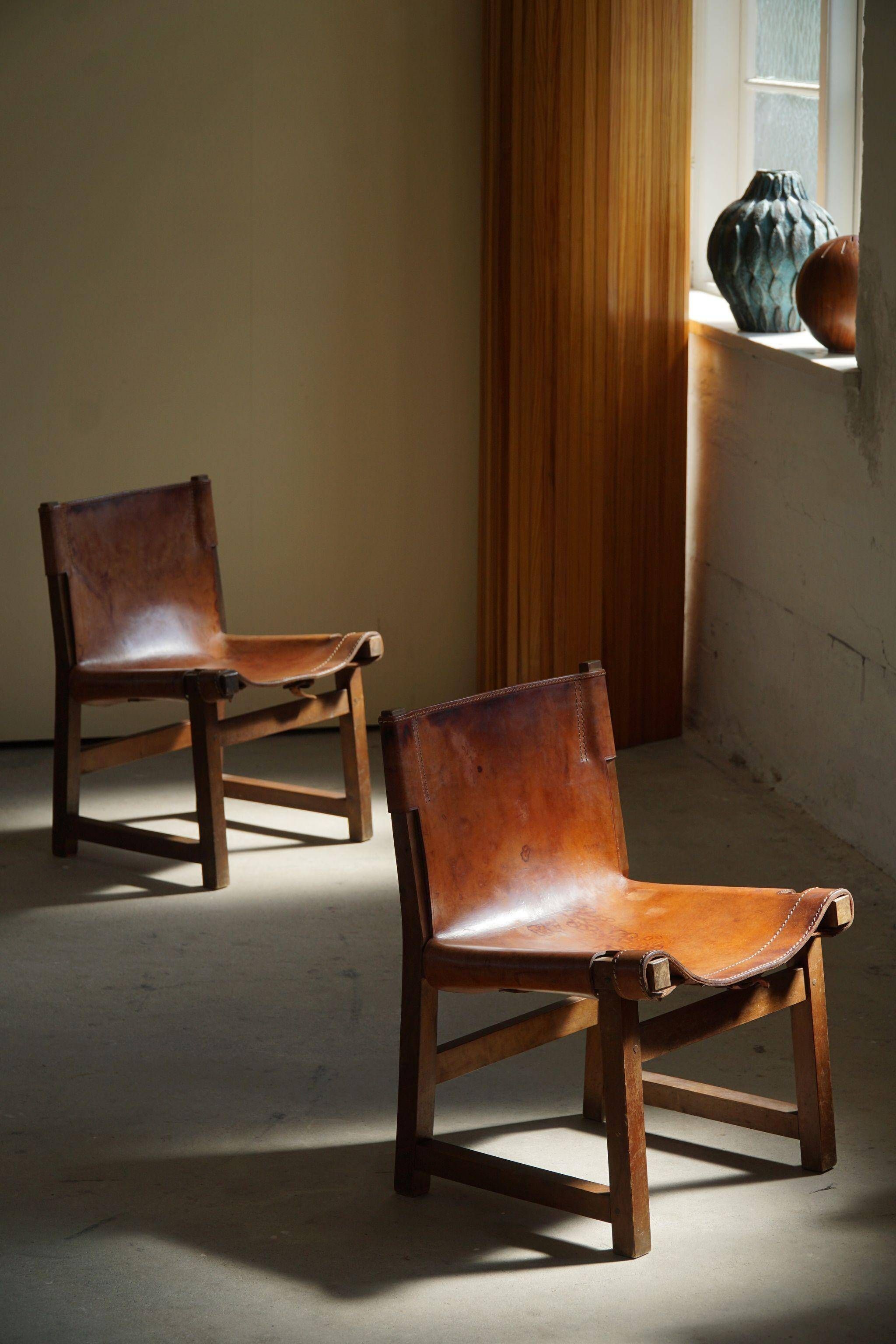 Paco Muñoz, Pair of lounge hunting armchairs, model "Riaza", leather and walnut, 1960