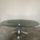 Table basse années 70 pied tulipe aluminium et verre fumé