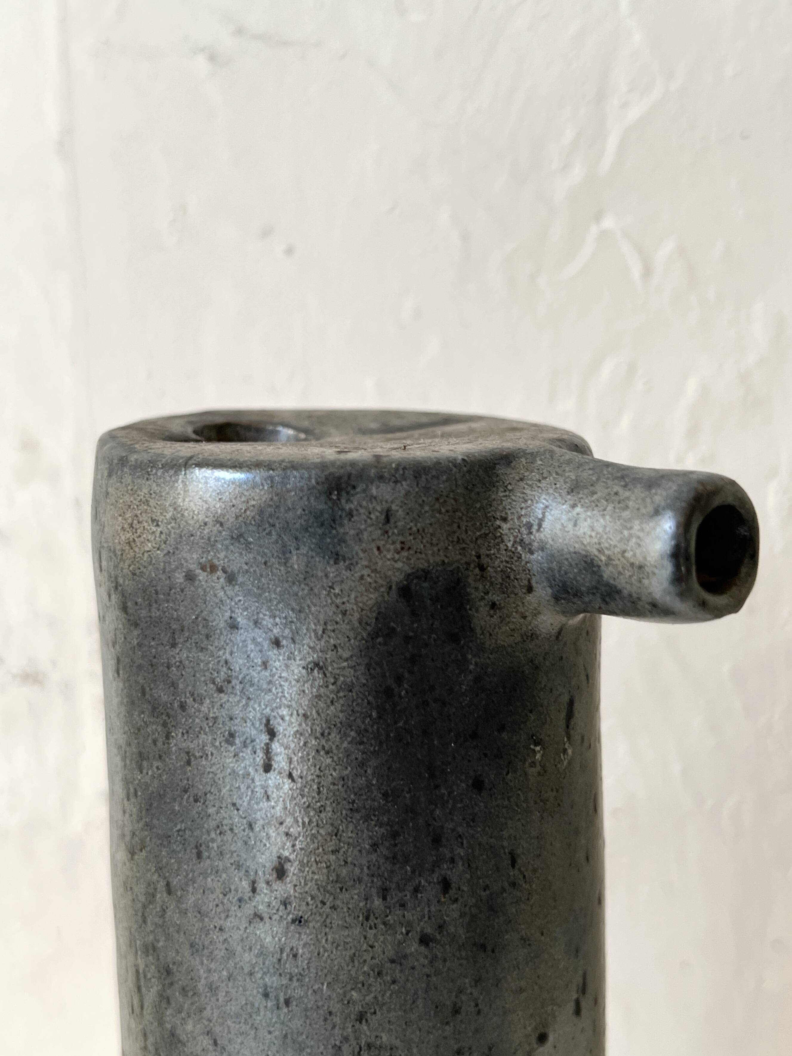 Vase / bouteille design en céramique émaillée noir bleu signé V. Goron